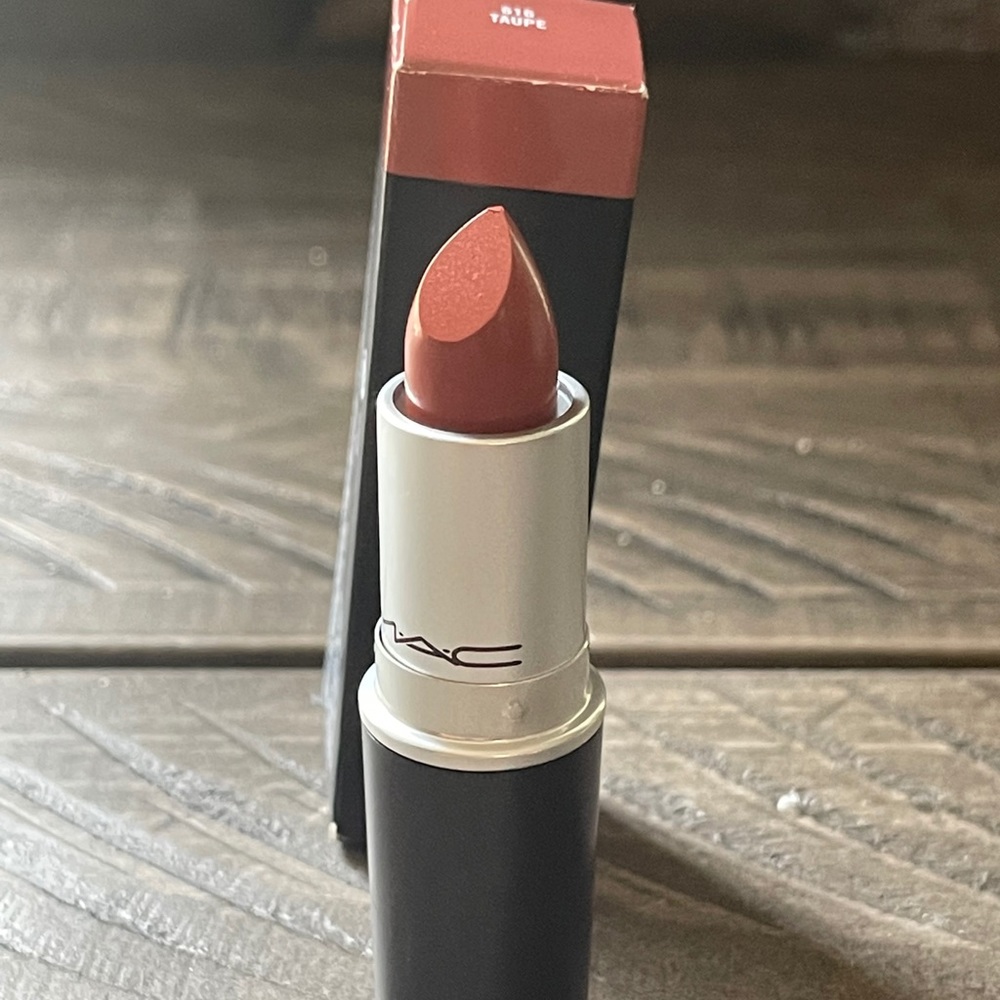 MAC Lipstick (616 TAUPE)